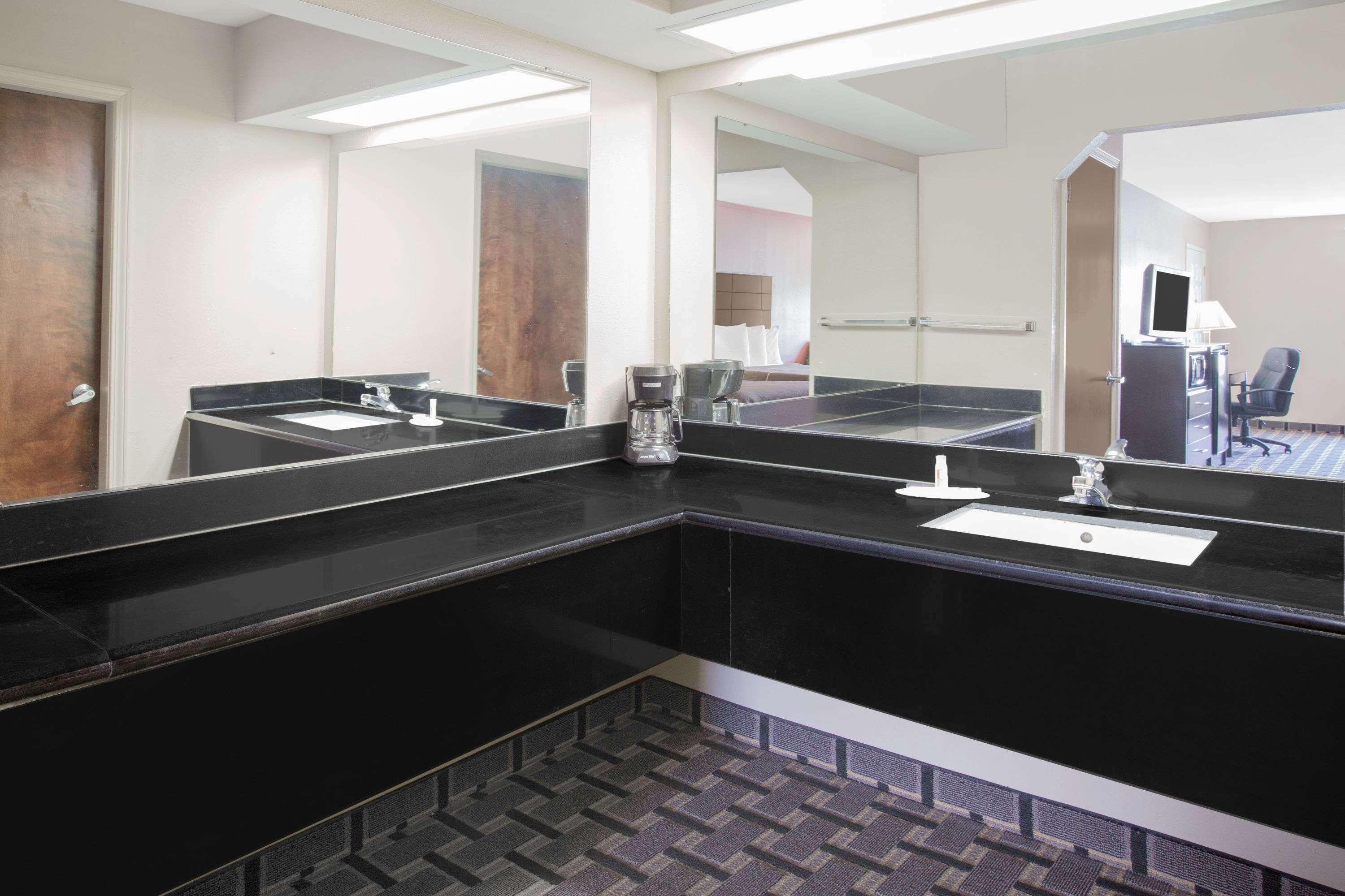 Days Inn & Suites By Wyndham Pine Bluff Bagian luar foto