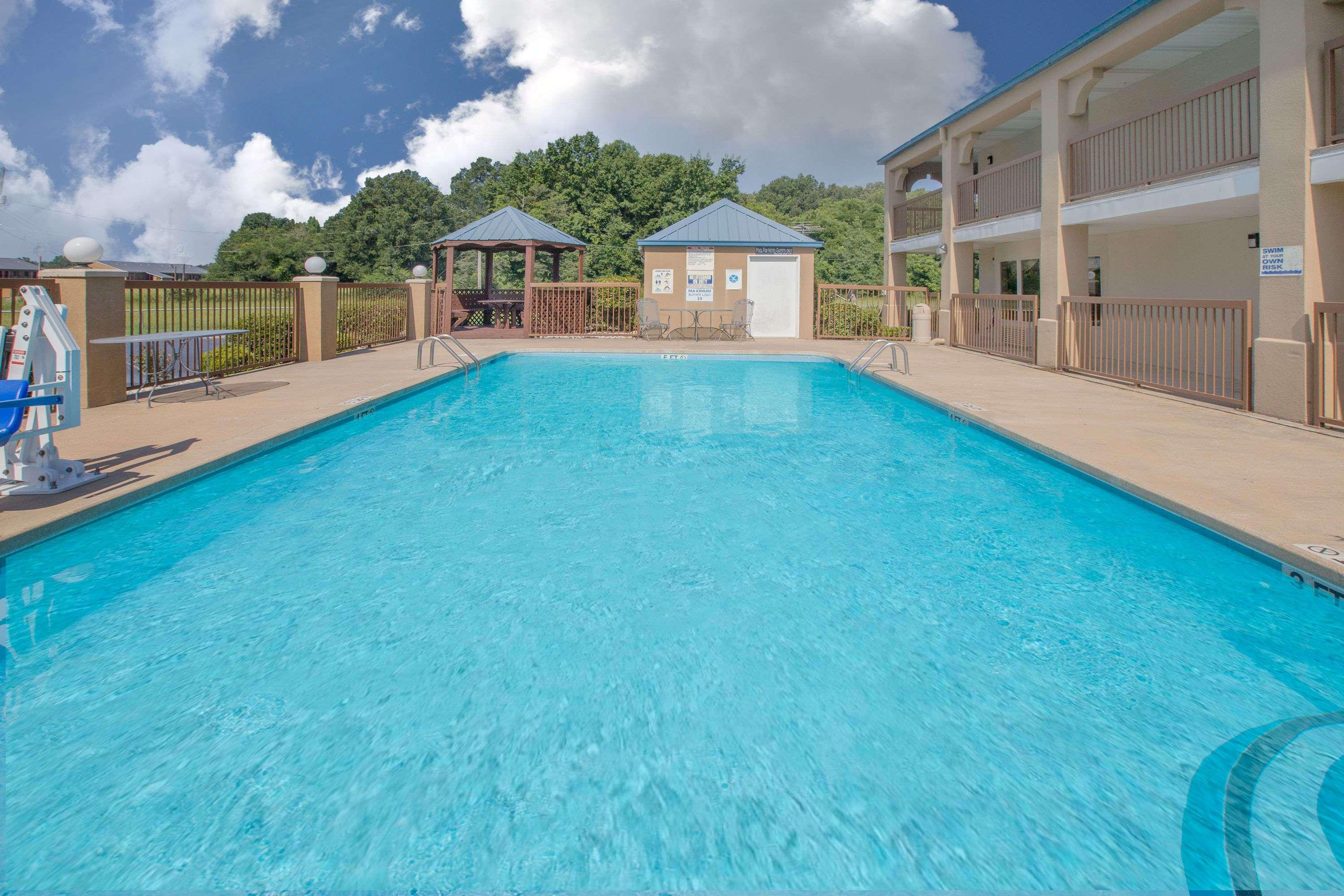 Days Inn & Suites By Wyndham Pine Bluff Bagian luar foto