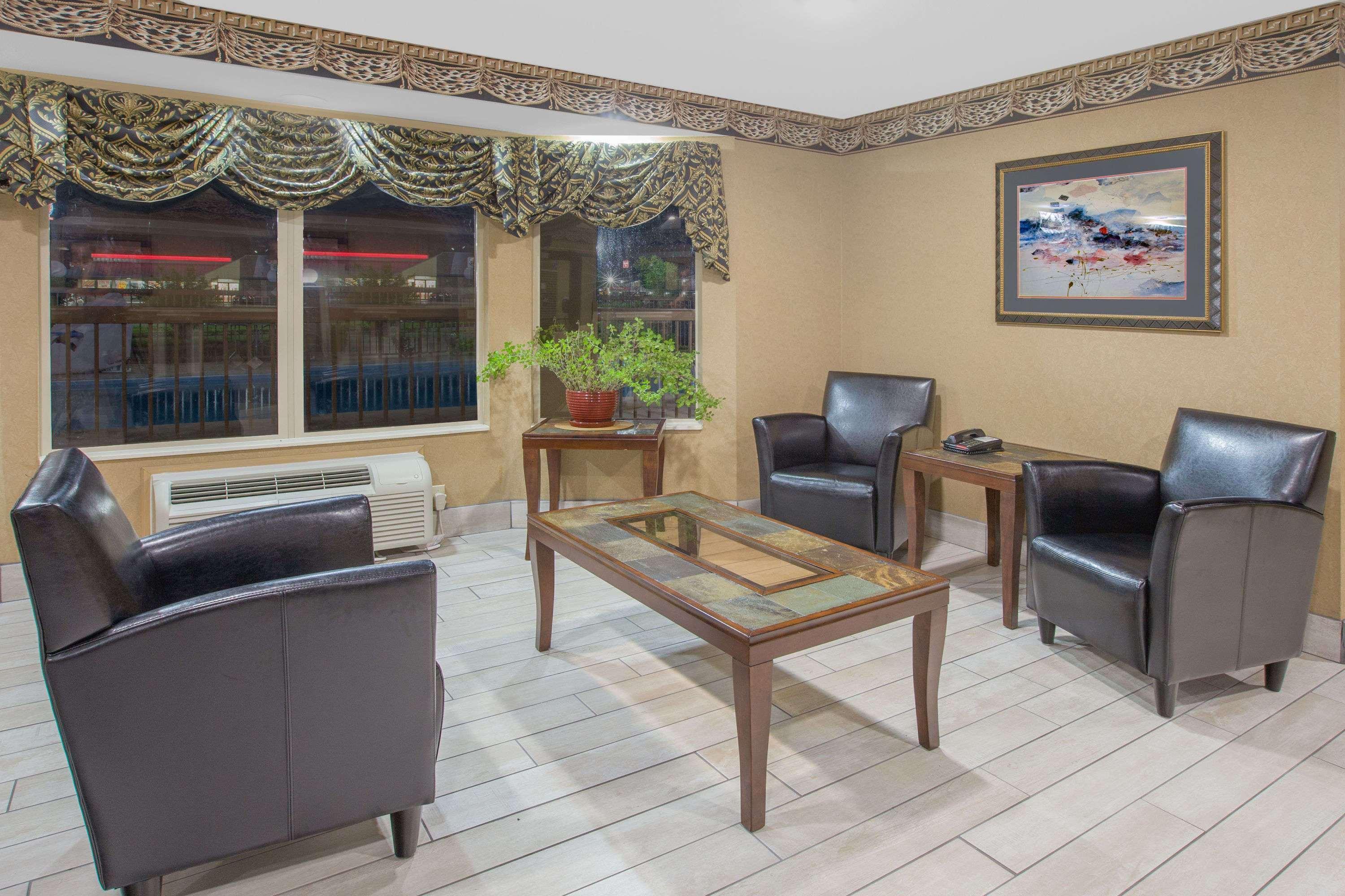 Days Inn & Suites By Wyndham Pine Bluff Bagian luar foto