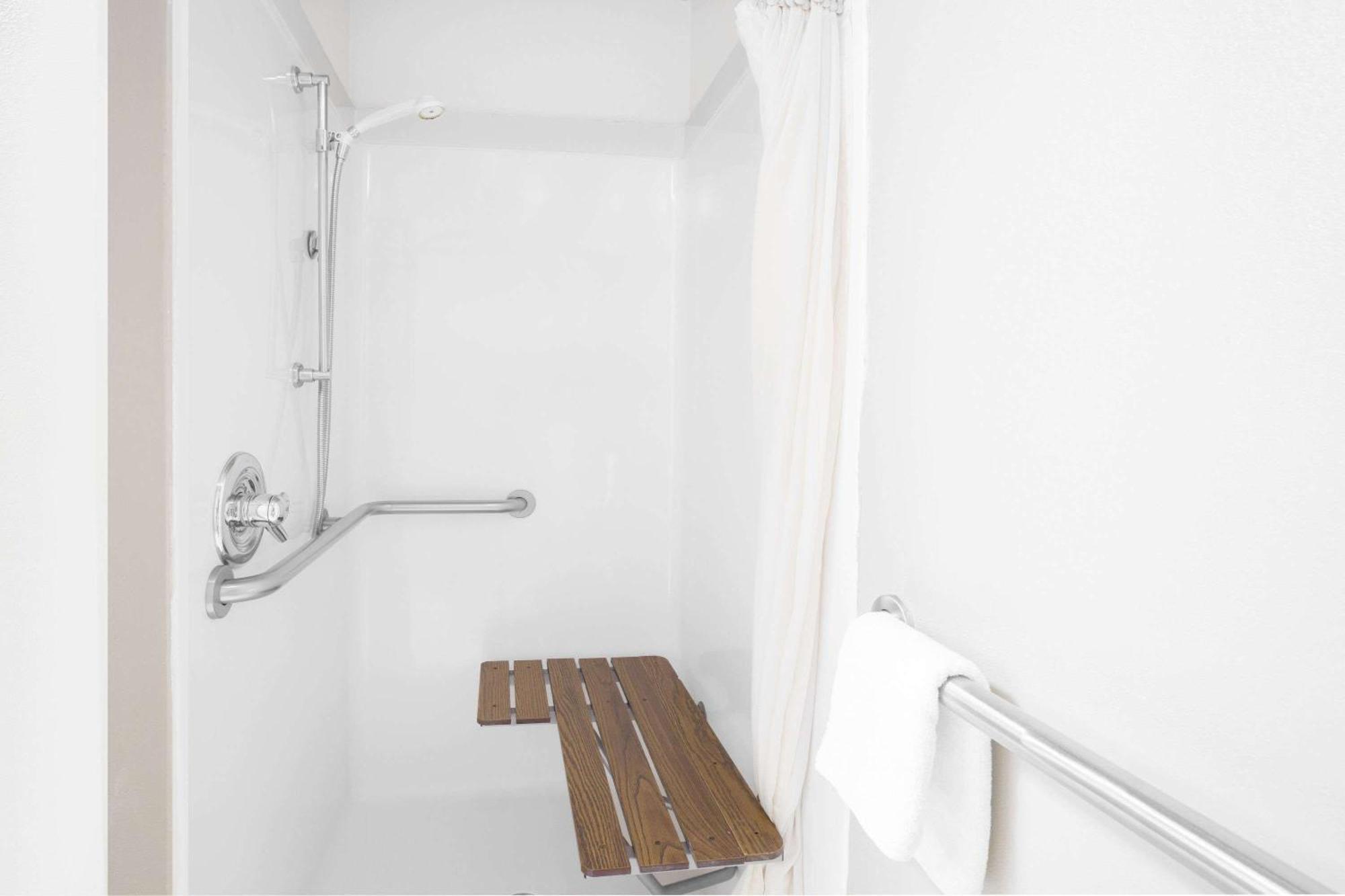 Days Inn & Suites By Wyndham Pine Bluff Bagian luar foto