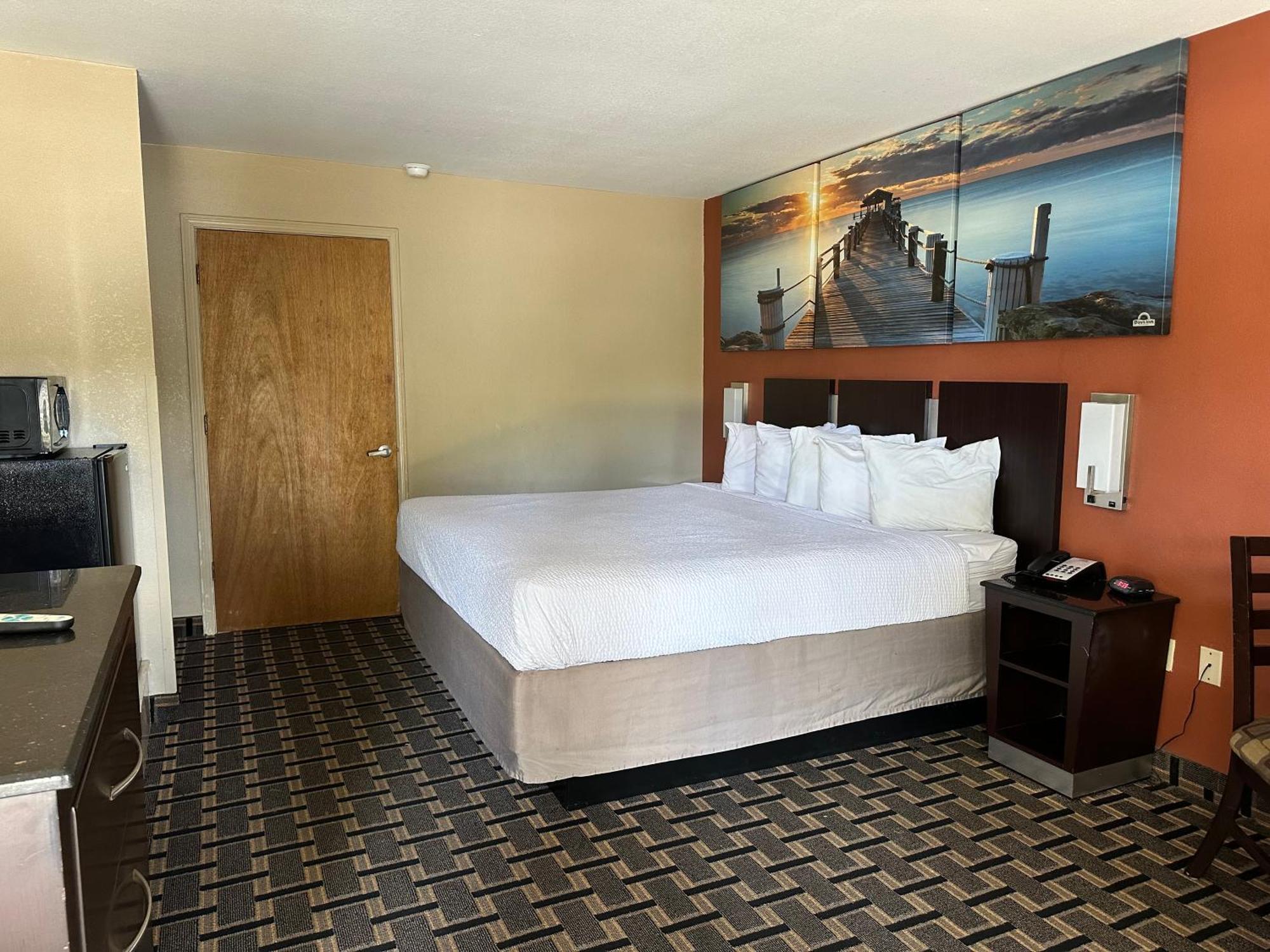Days Inn & Suites By Wyndham Pine Bluff Bagian luar foto