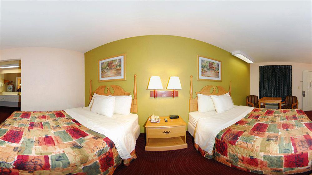Days Inn & Suites By Wyndham Pine Bluff Bagian luar foto